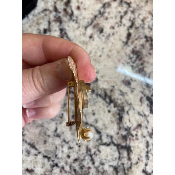 Vintage Gold Leaf Brooch Faux Pearl Accent Mid Century Costume Jewelry Pin - Picture 6 of 6